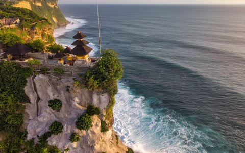Schreine des Uluwatu-Tempels auf einer Klippe über der Brandung des Indischen Ozeans