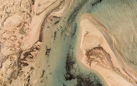 Vogelperspektive auf die hellen Sandbänke und das türkisfarbene Flachwasser am Strand von Elafonisi