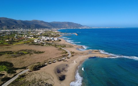 Sandufer und türkisfarbenes Flachwasser bei Malia aus der Luft