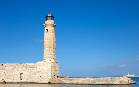 Ein steinerner Leuchtturm am Ende der Hafenmauer