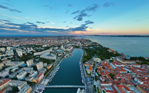 Luftaufnahme der Halbinsel, des Hafens und der Dächer von Zadar am Meer bei Sonnenuntergang