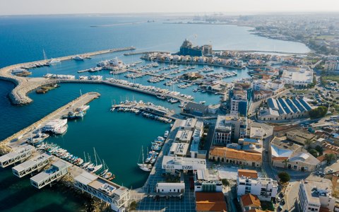 Luftaufnahme der Marina von Limassol mit Jachten im türkisfarbenen Wasser