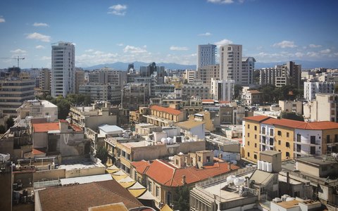 Blick über die Dächer im Zentrum von Nikosia mit alten und modernen Gebäuden