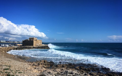 Das gedrungene Kastell von Paphos aus Stein am Ende des Hafens