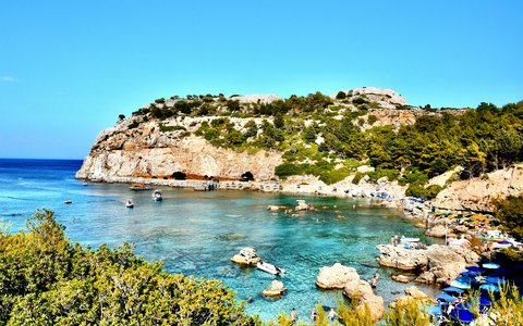 Türkisfarbenes Wasser und felsige Landzunge an der Anthony-Quinn-Bucht bei Faliraki