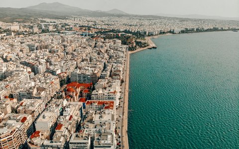 Luftaufnahme von Thessaloniki mit Wohnblocks an der Uferpromenade und der angrenzenden Bucht