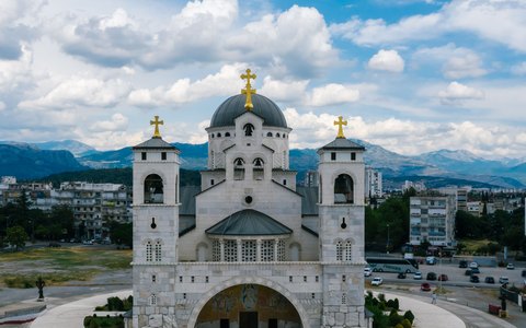 Blick auf eine große orthodoxe Kathedrale aus Stein mit goldenen Kreuzen auf den Kuppeln