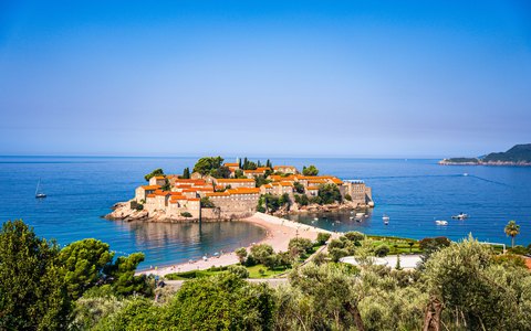 Die kleine, ummauerte Insel Sveti Stefan mit roten Dächern