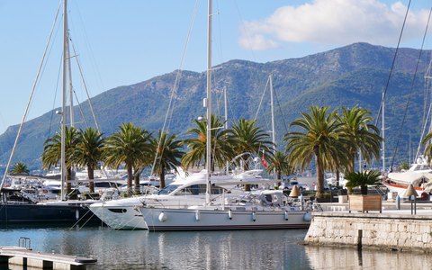 Blick auf die im Yachthafen von Tivat liegenden Yachten