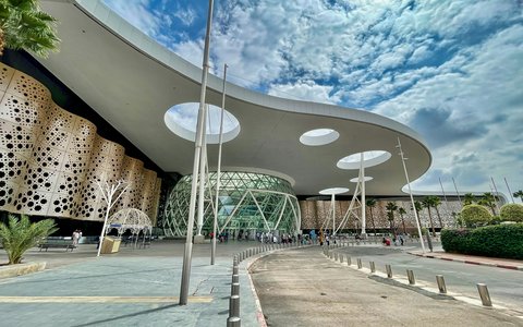 Terminalfront am Flughafen Marrakesch-Menara mit gemusterter Fassade und geschwungenem Vordach