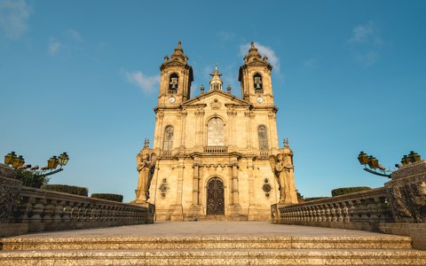 Die Kirche Bom Jesus do Monte mit ihren beiden Türmen am oberen Ende der Treppe unter klarem blauem Himmel