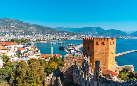 Roter, achteckiger Turm Kızıl Kule über dem Hafen von Alanya