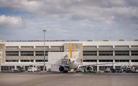 Vor dem Inlandsterminal des Flughafens Antalya abgestelltes Verkehrsflugzeug
