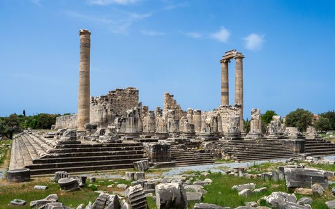 Die hohen Säulen und der gestufte Sockel des Apollotempels von Didyma unter klarem blauem Himmel