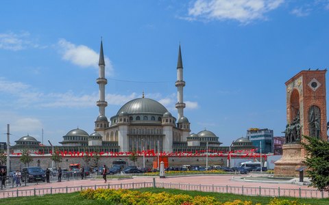 Taksim-Moschee und Denkmal der Republik auf dem Taksim-Platz unter blauem Himmel mit weißen Wolken